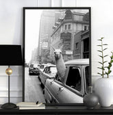 TPFLiving Poster Leinwand / Lustiges Lama in New Yorker Taxi in schwarz und weiß / Motiv in verschiedenen Größen - OHNE Rahmen - Modell FB038